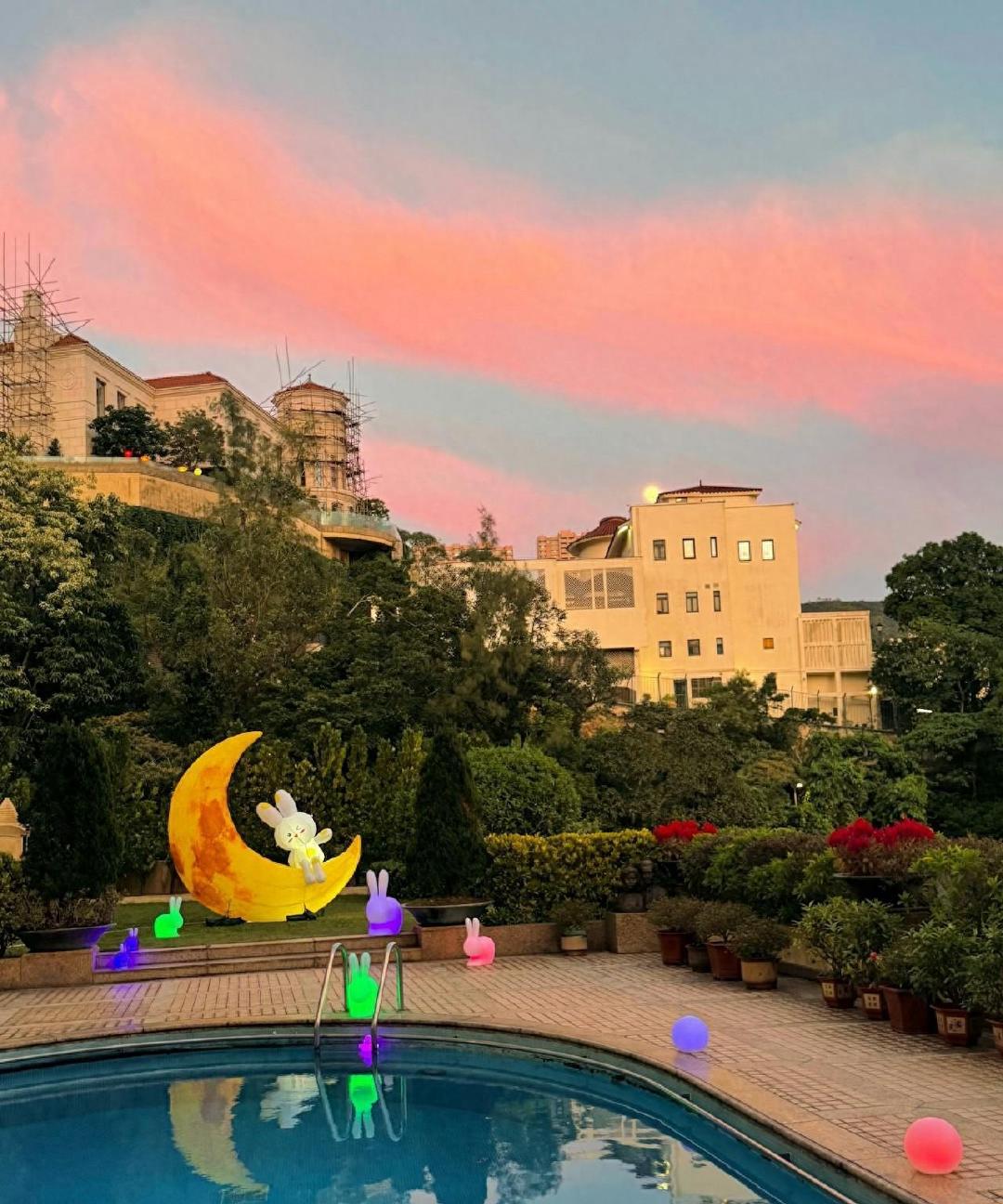 何超莲晒居家聚会照，三太陈婉珍四层豪宅外景曝光，这套房是赌王何鸿燊1996年花1.26亿购置的。​​