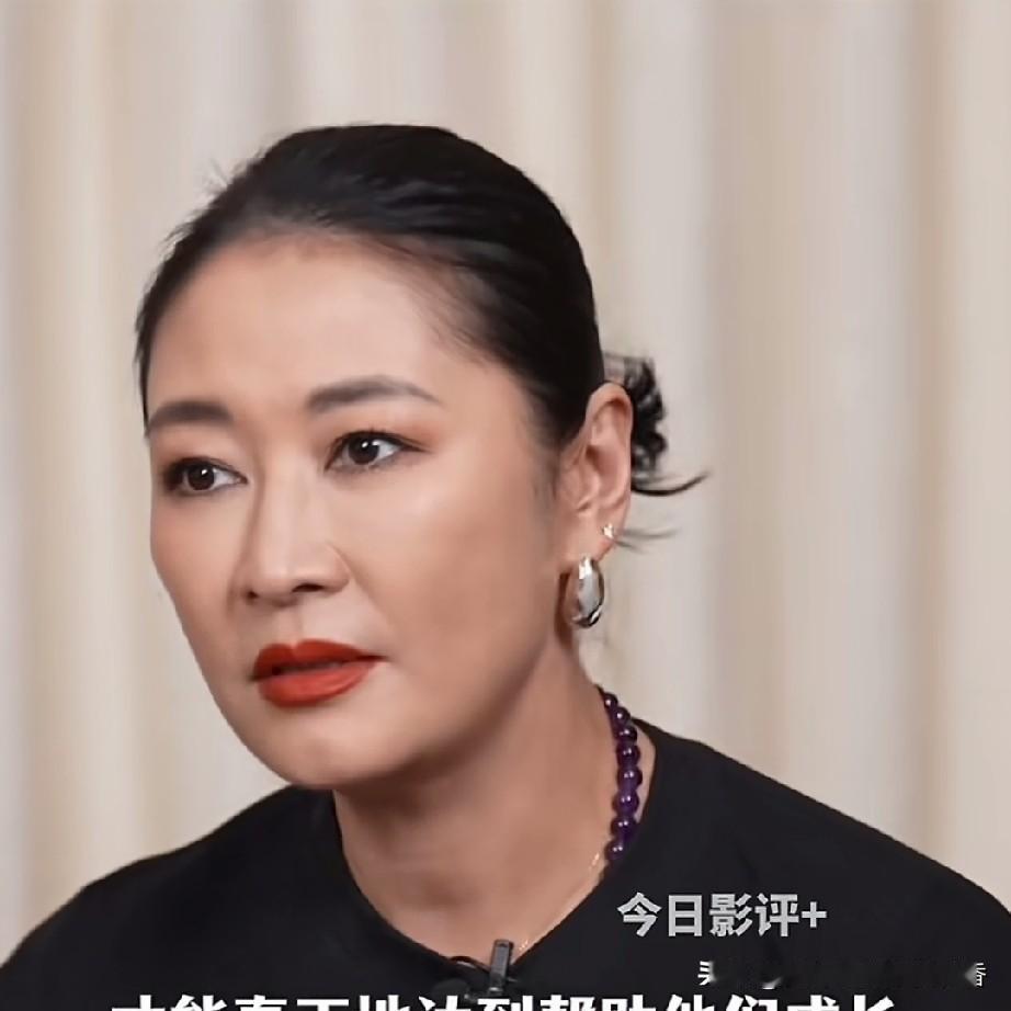 演员梁静在节目中吐露了心声，她表示自己已53岁，正处于更年期，而两个儿子又正值青