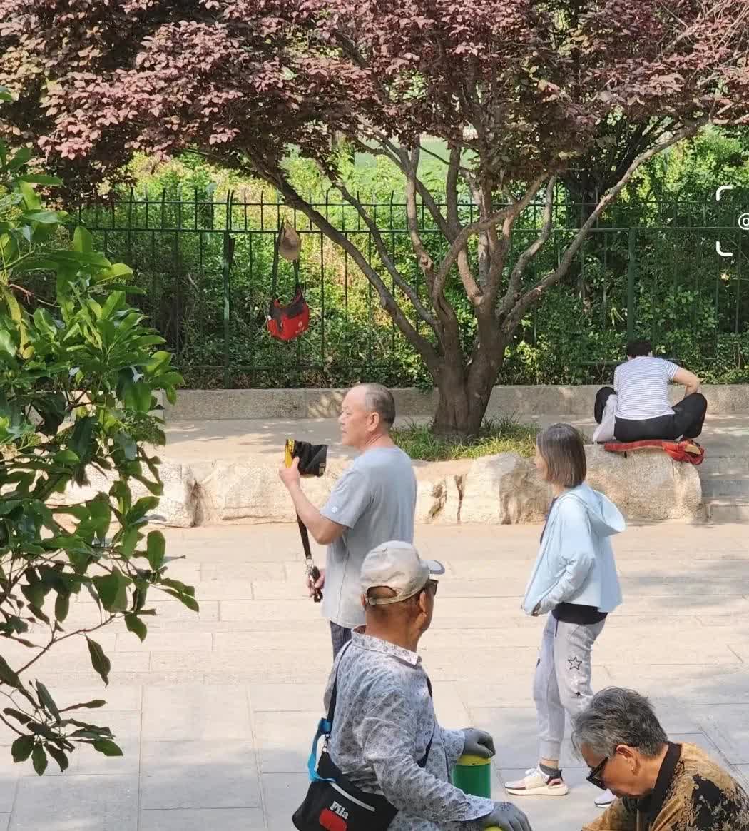 家里如果有位这样的老人也算太丢人了吧，昨晚上没事和两个女儿在公园散步，这时从后边