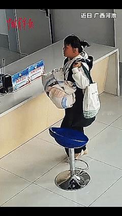 太暖心了！广西河池一位新手妈妈，独自抱着未满月的宝宝去办新生儿户口，家人没法