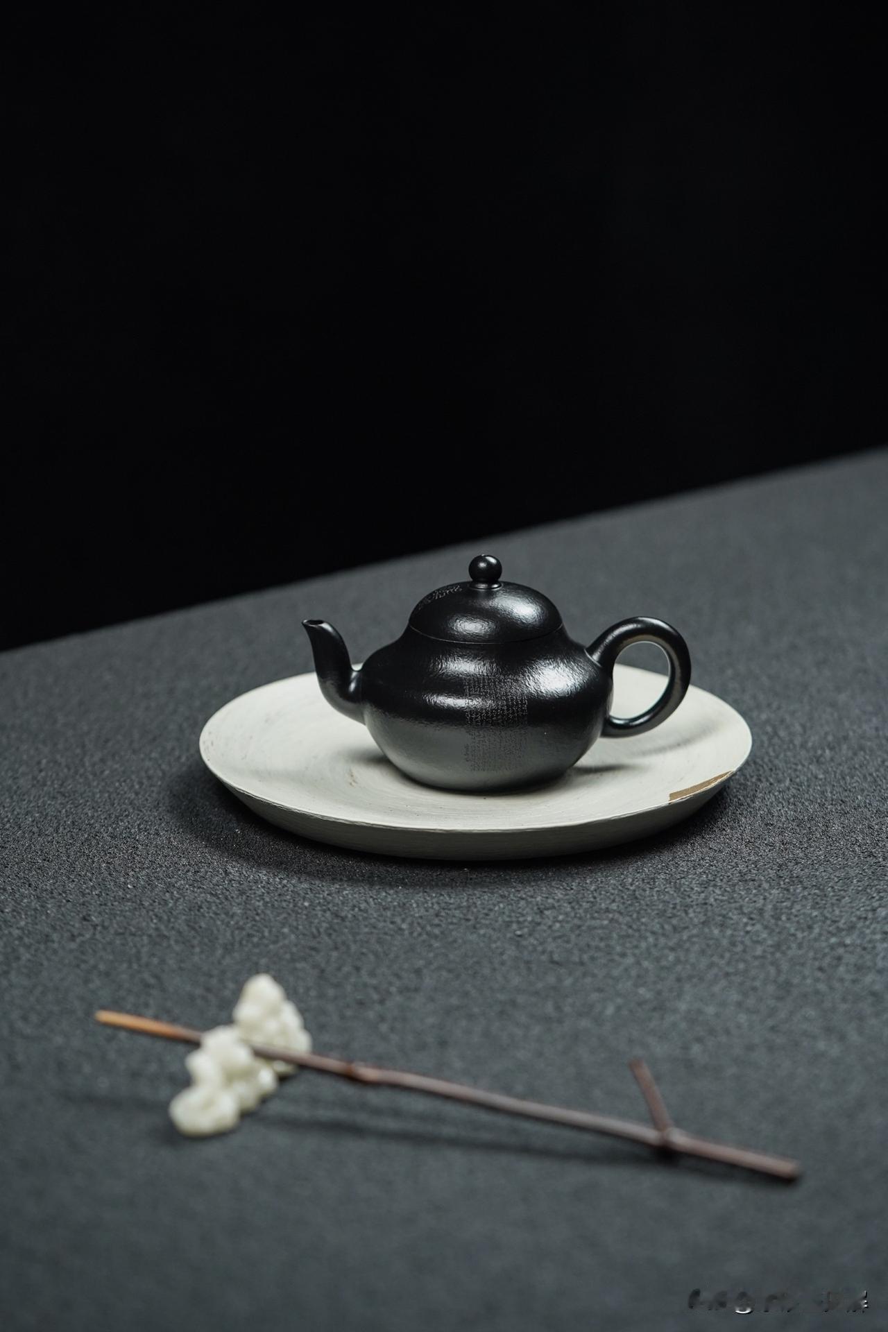茶桌上，老玩家说漏嘴：挑潜力股紫砂艺人，关键看这四处前阵子，我在一个紫砂老友的