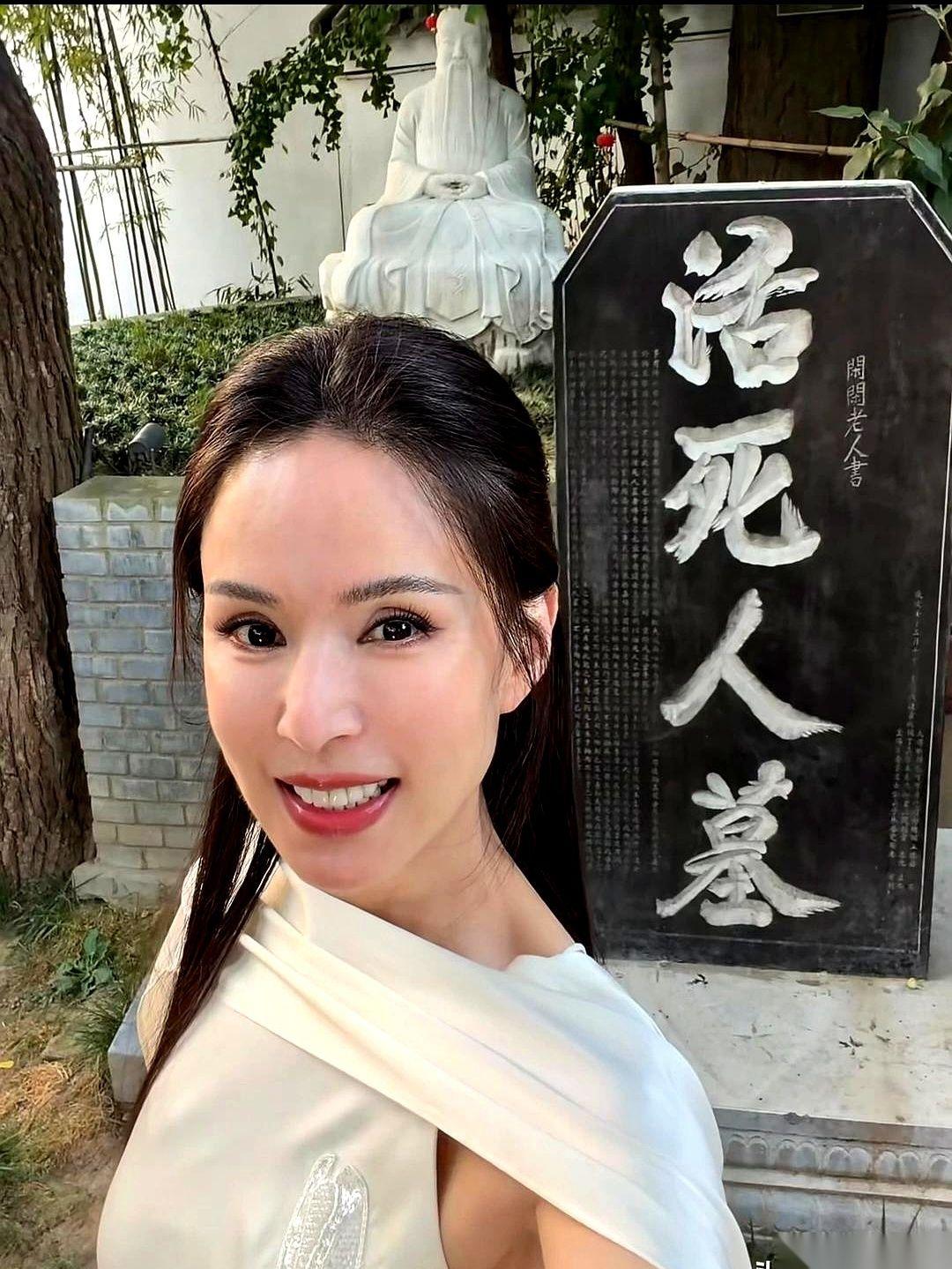 李若彤前几天重回“活死人墓”的视频刷了屏，不少人抹着眼泪喊“姑姑回娘家”，结果扭