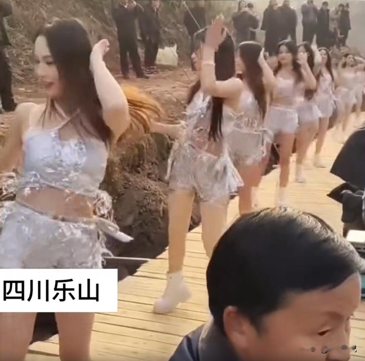 笑死了！四川乐山，一钓场开业当天，老板想的不是往鱼池里面放多少鱼，而是请来一众女