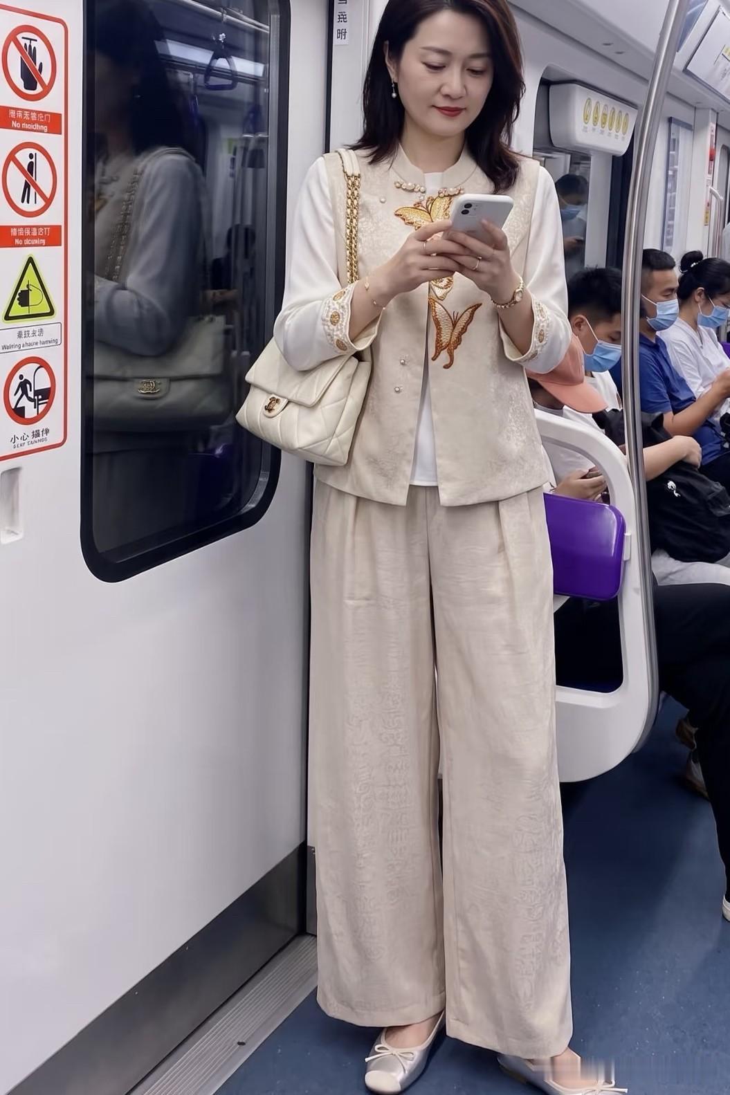 女人的气质是天生的，有的女人随便穿搭看起来就很优雅大方！图中的女人一件米色的