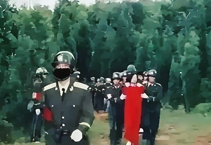 1999年，尹艳萍要挨枪子儿了，这云南腾冲山里的穷丫头，揣着相好给的红裙子出门。