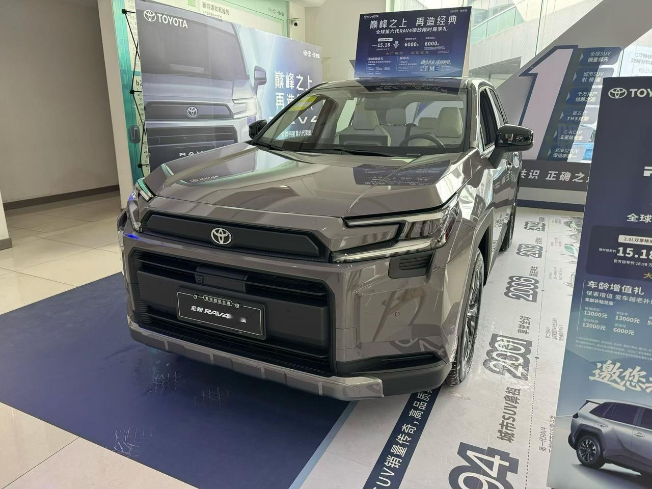 全新款的丰田RAV4荣放到店了，和之前的老款车型相比，外观变得更加时尚，而它的内