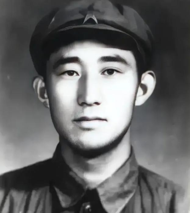 1949年，潜伏在敌人内部的地下党员吴荣森，已经引起了特务的怀疑，他察觉到危险后