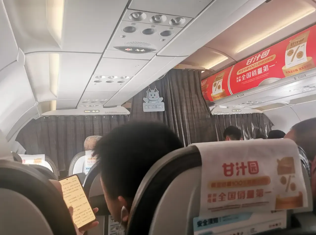 我也坐了几十次飞机。发现飞机降落后，严格来说是降落滑翔稳定后（还在滑翔中）就有人