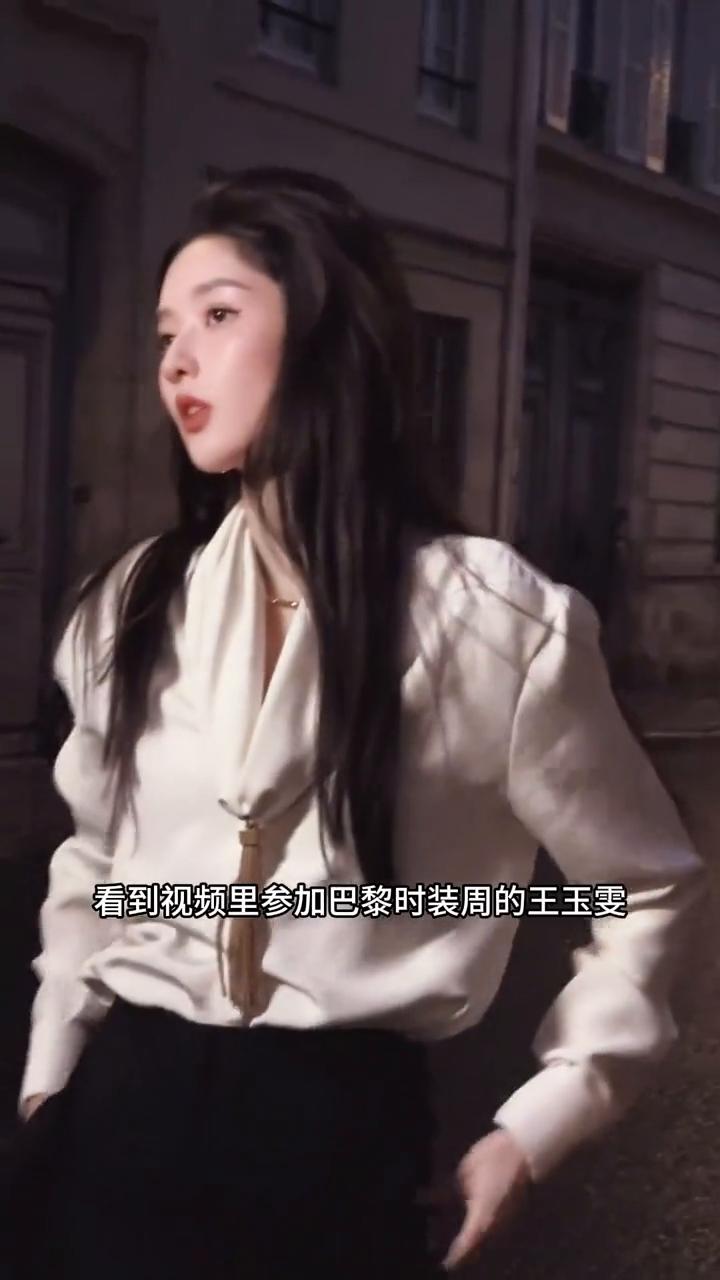 巴黎秀场的"拽酷帅"。看到视频里参加巴黎时装周的王玉雯，不得不说真的A爆了，不
