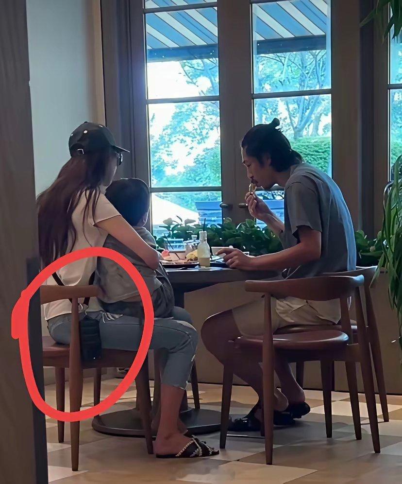 志玲姐姐抱4岁儿子吃饭，然而她老公就在旁边自顾自地吃饭！邋里邋遢的，图啥呀？你看