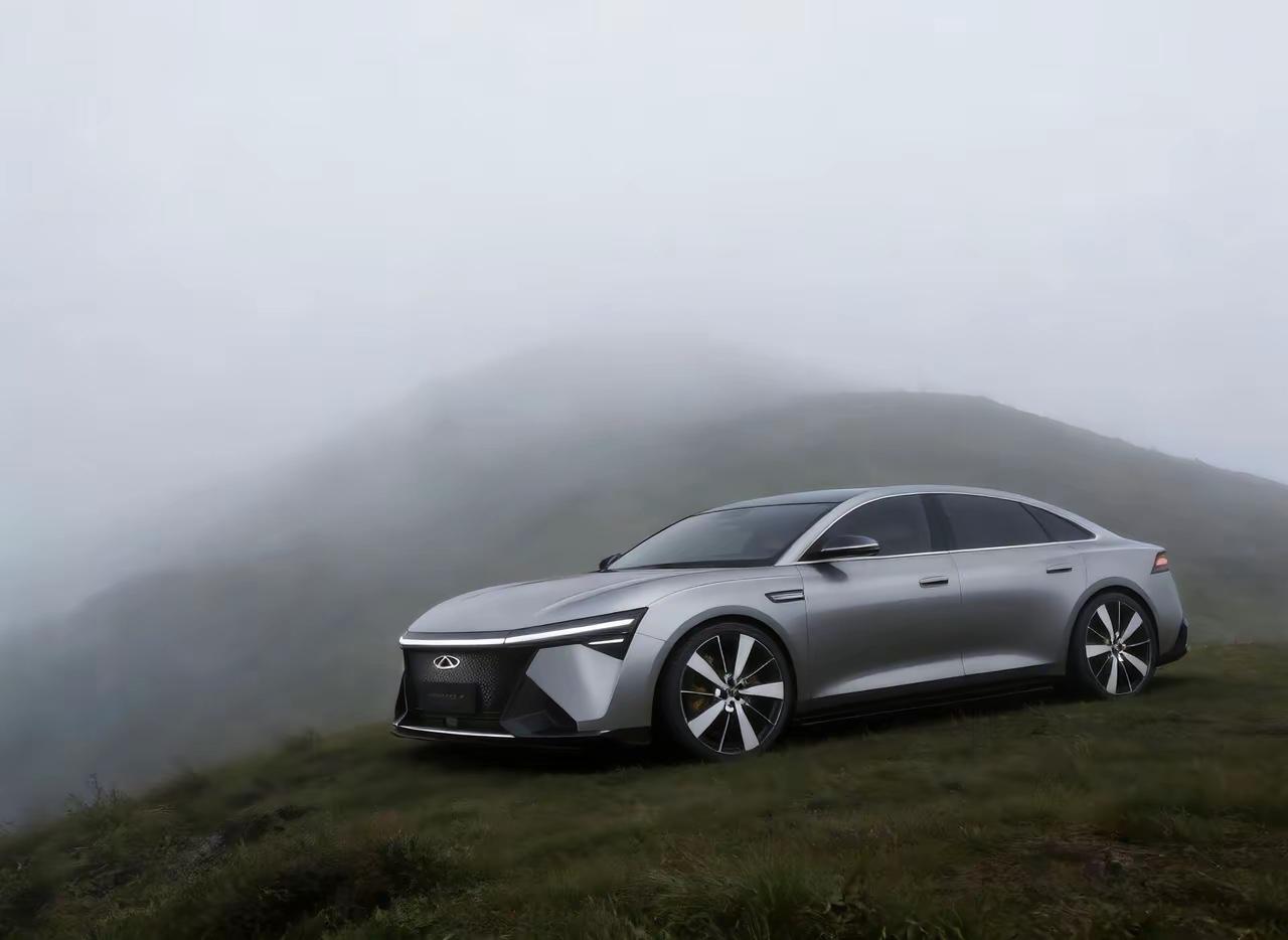 谁能想到，奇瑞直接造出了颜值爆表的艾瑞泽X，整车气场完全不输奥迪A6L，堪称国产