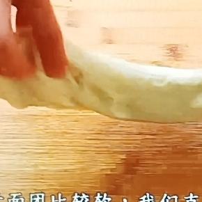 没烤箱也能做出外皮酥脆、里面香甜细腻还掉渣的面食。我分享两款做法。先做小酥饼，