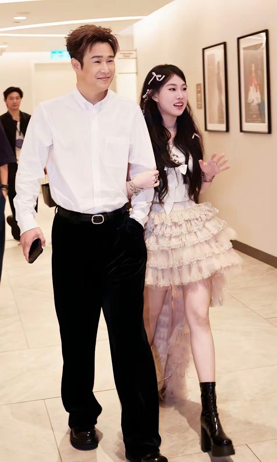 小沈阳结婚19年，单膝跪地再求婚，不是作秀，是把“不离”当日常。沈春阳说，离婚