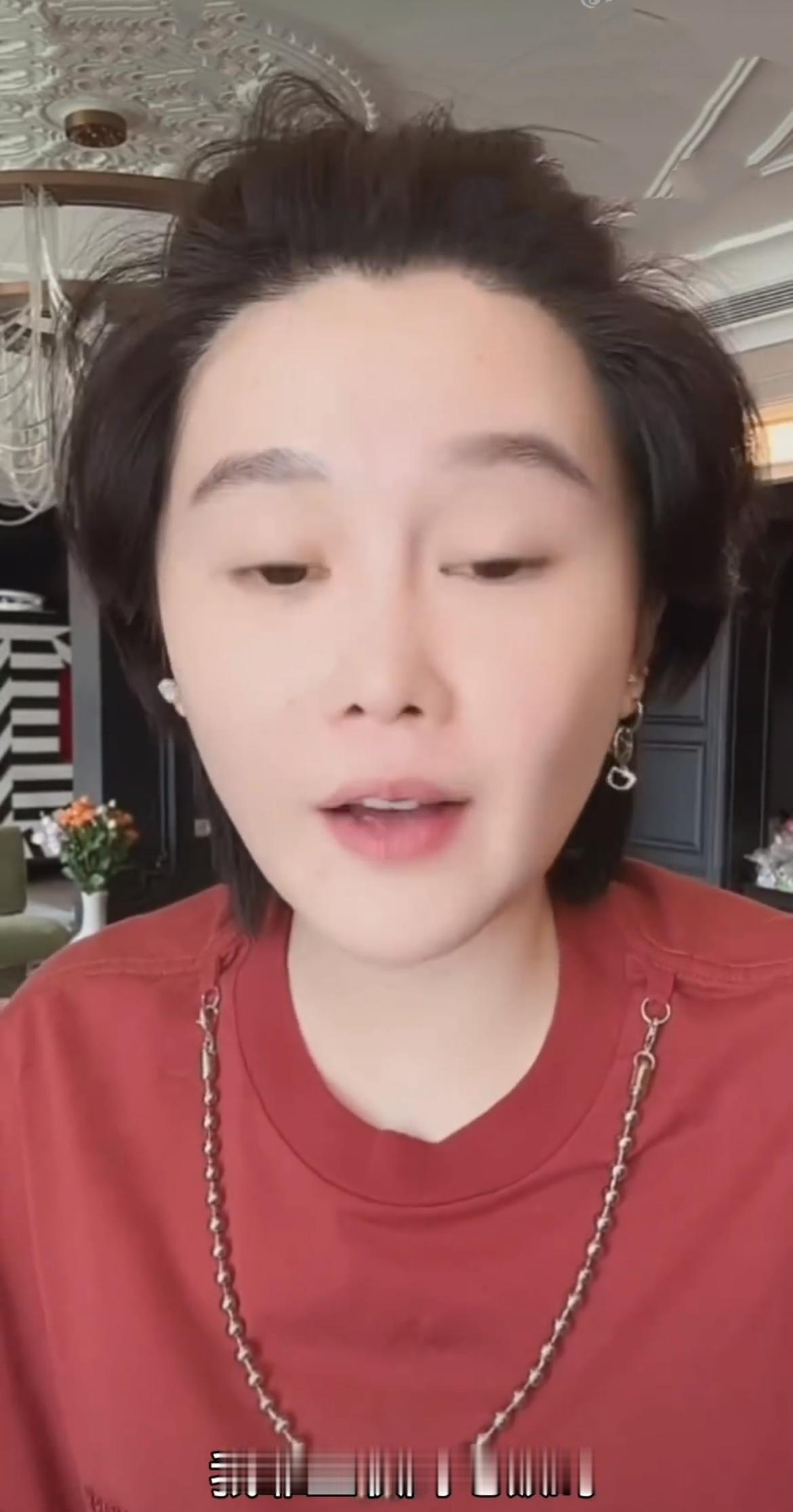赵本山女儿球球承认自己是“网络乞丐”。作为“星二代”，球球虽然是站在爸爸赵本山
