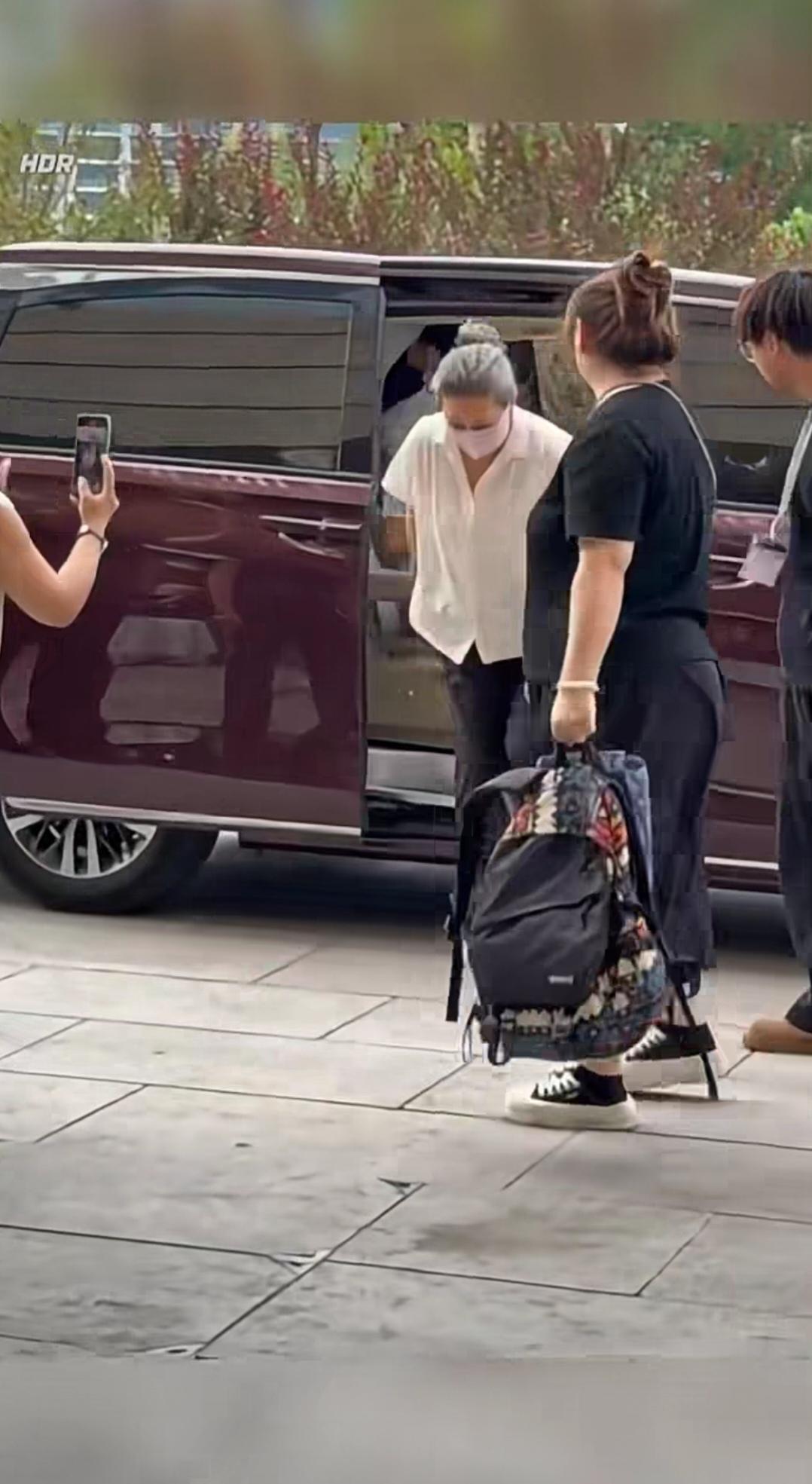 真是难以相信，这是江珊，头发花白身材臃肿，差点没认出来。