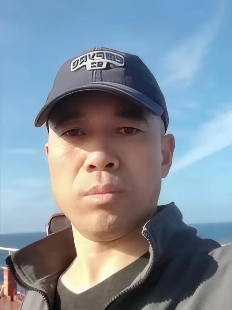 消失的货船大厨青岛人王某受烟台船公司的派遣，在香港登上了一艘货船（香港跑舟
