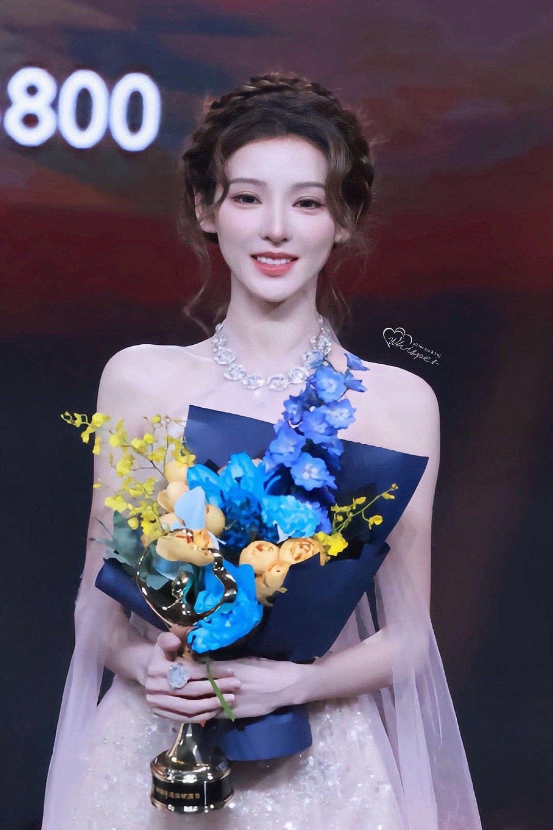 张予曦内场神图张予曦这次的美，是艺术和故事的高级结合。内场图中，她身骑白马、身