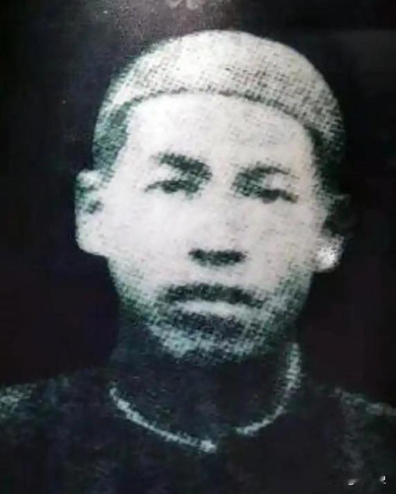 1982年4月，四川酉阳龙潭镇外的邬家坡，有人在山坡挖土时，意外挖出一具骸骨，骸