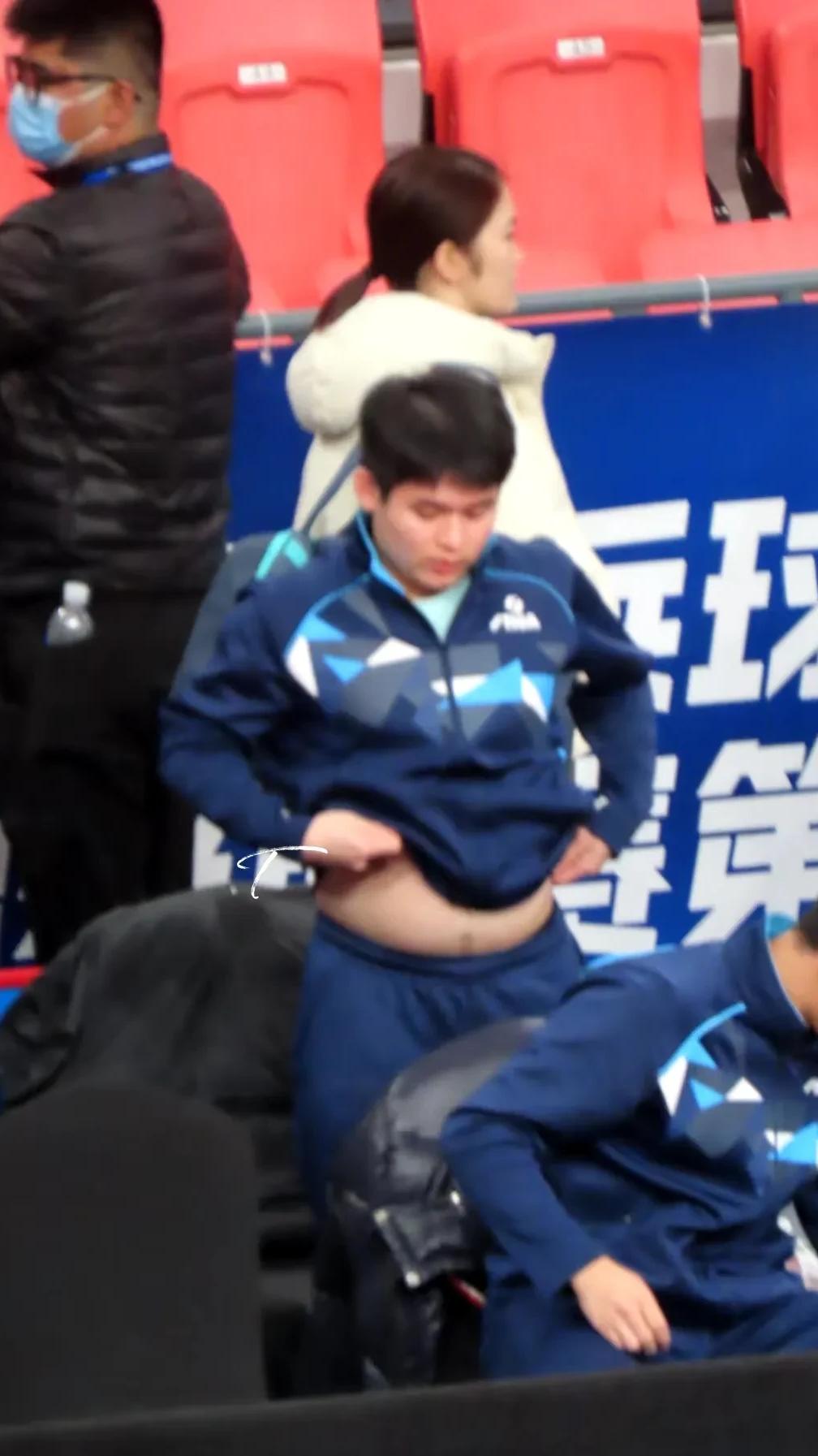 很多人喜欢摸肚子喜欢摸肚子，这一现象颇为有趣。生理上，肚子柔软，