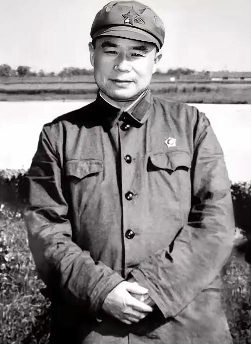 1978年，开国中将王近山身体不适，临终前，他用尽最后的力气，将未成年的小儿子，