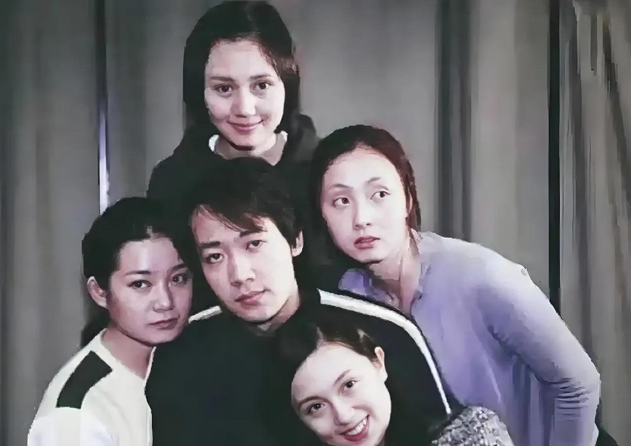 只认出了，顶天立地大男子汉的辛柏青，和他娴熟端庄的老婆朱媛媛。剩下三位美女，她们