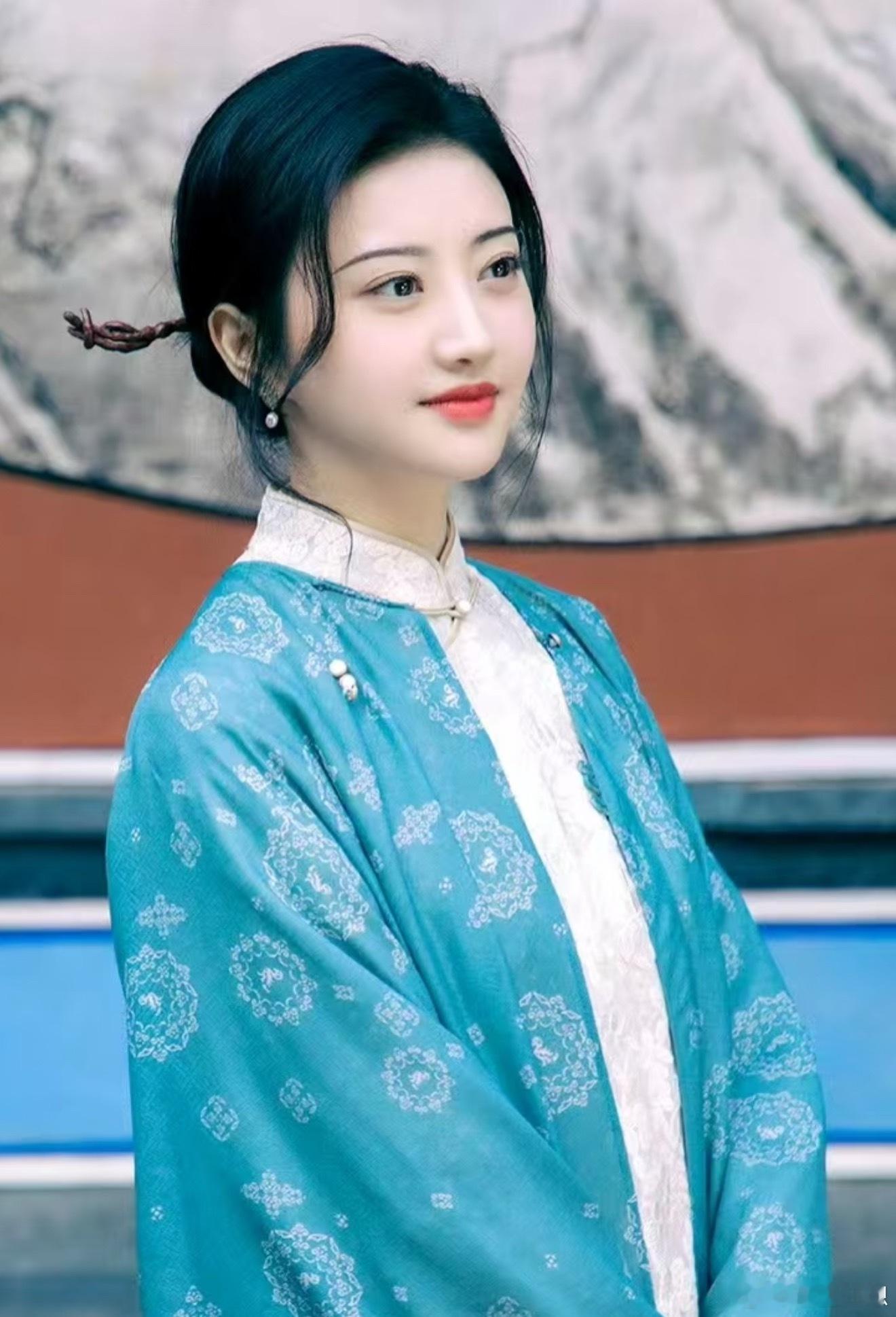 陈都灵有点像司藤火了的景甜。年纪太大了，资本不喜欢年纪大的女演员​​​