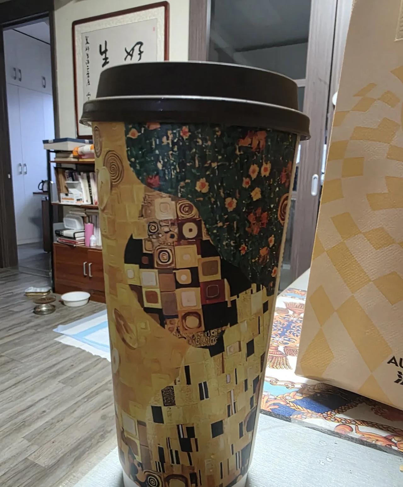 惊喜：2025年秋天的第一杯奶茶和第一顿晚饭……下午六点，正在书房写东西，门铃