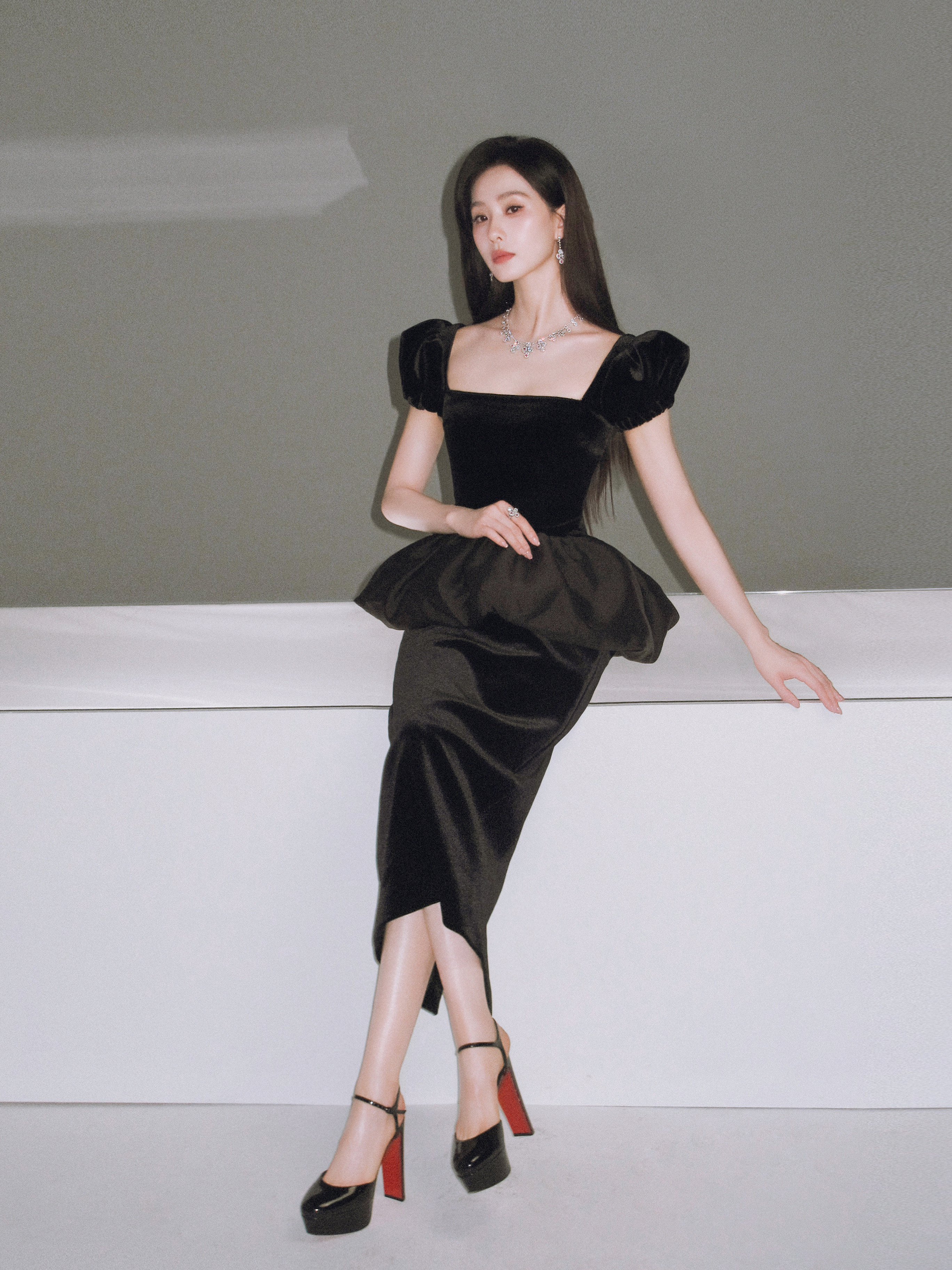 👠刘诗诗脸蛋红扑扑的刘诗诗微醺下班