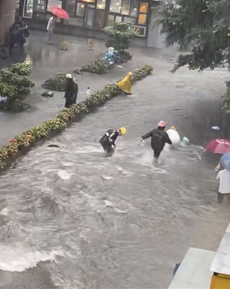 #广州救人骑手说护住孩子是本能#【对话“广州暴雨狂奔施救骑手”：“我是3个孩子的