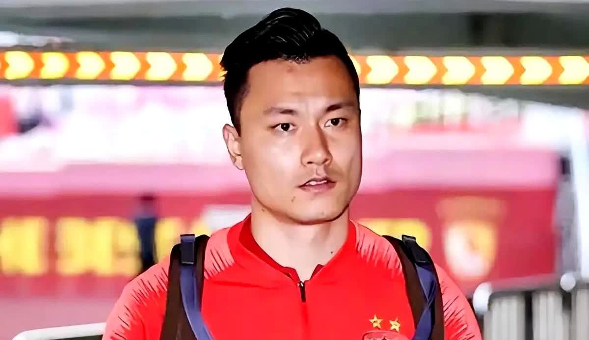 女足U23集训教练组就是一场“男足退役再就业”的闹剧。郜林挂帅、张池明速成助教、