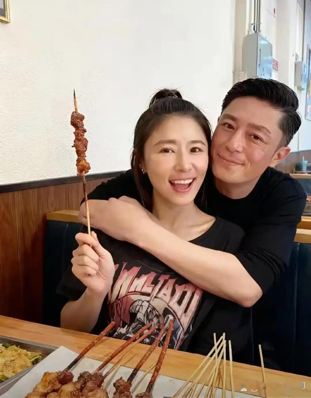 林心如与霍建华素颜出镜，状态十分能打，颜值稳稳在线。