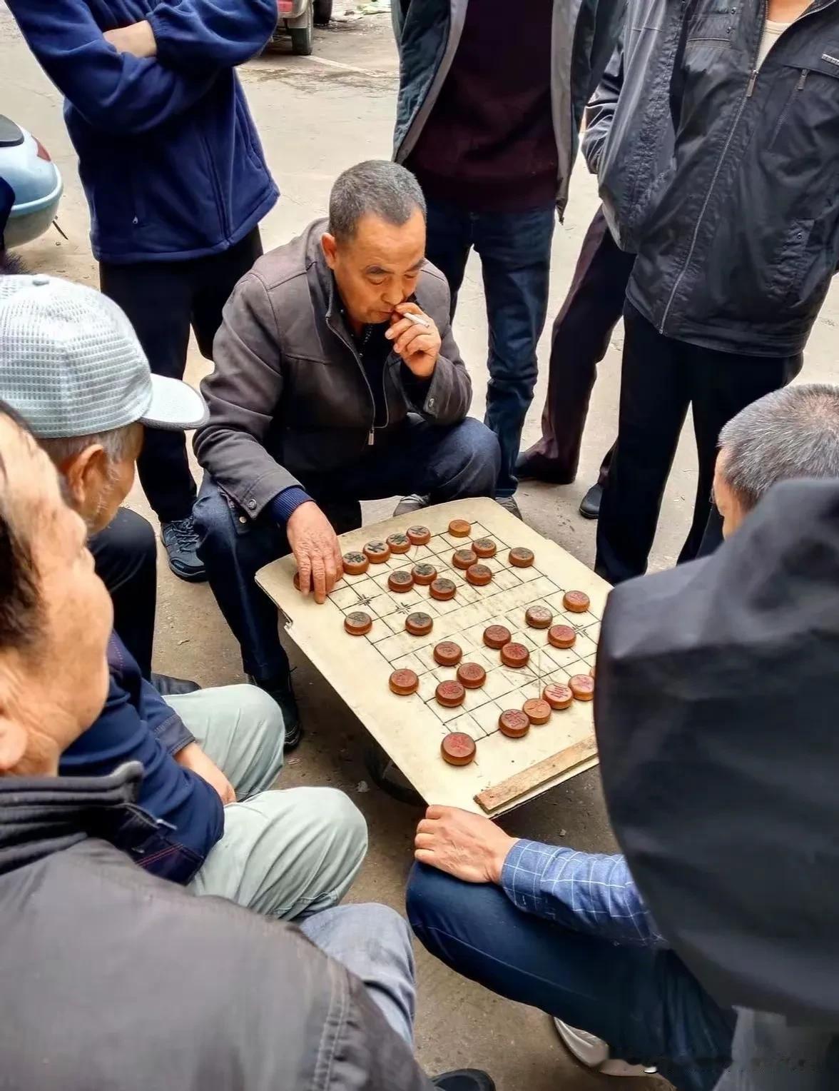 我们小区有一个老头，下棋特别牛。说他从来没输过都是侮辱了他，老头有一个特制的棋盘