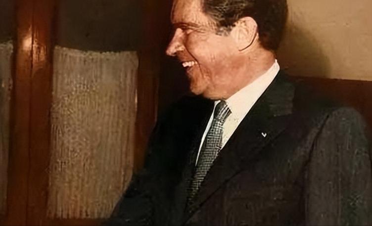 1972年，尼克松访华，毛伟人送给他4两茶叶，他嫌礼物太少了，脸色当时就不好看了