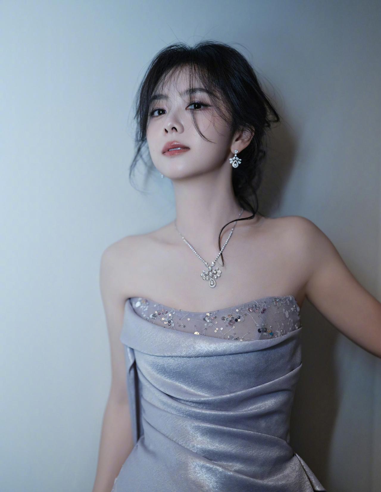 谭松韵的这套穿搭是“少女感与轻熟优雅”的绝佳示范——用低饱和柔色（淡紫）+质感