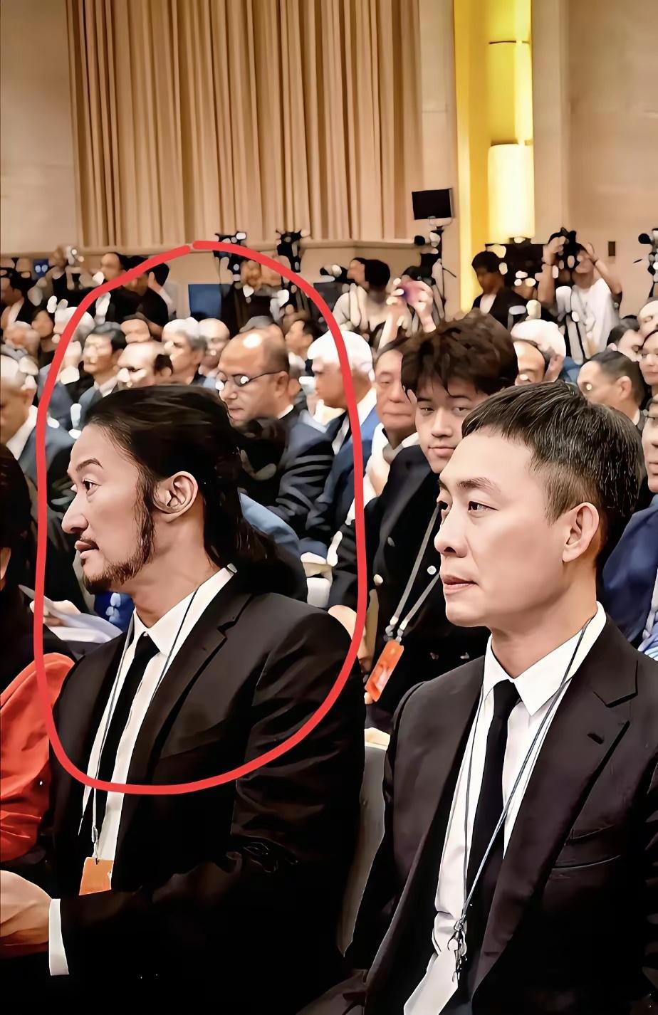 吴京越来越有老艺术家的气质了，张译在他旁边就像一个新出道的小演员。​​​