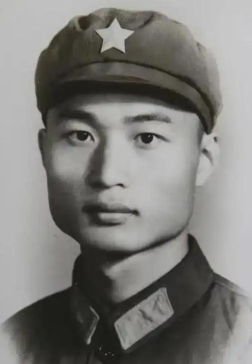 1951年，志愿军飞行员刘玉堤在返航途中，无意间发现，自己身下竟有一群黑压压的敌