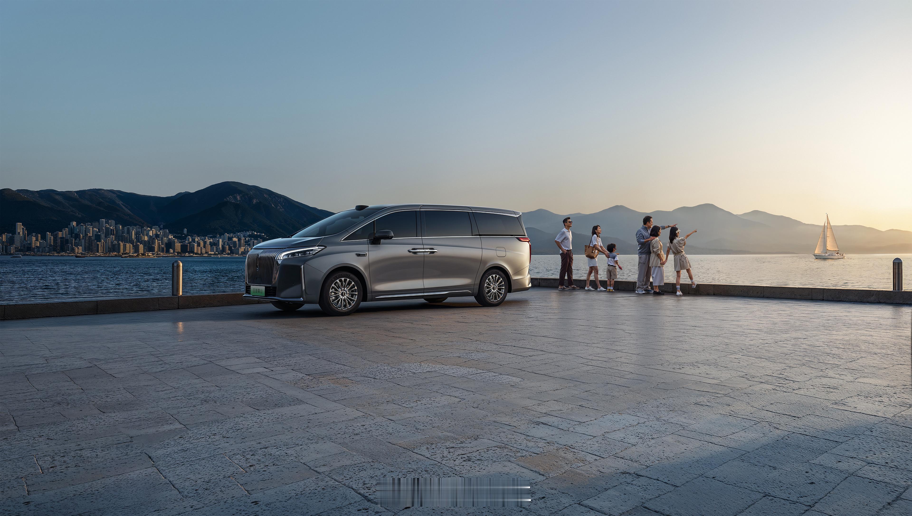 魏牌高山MPV达成10万台小目标，没敲锣打鼓庆祝，反倒办了个“家庭生活节”，说要