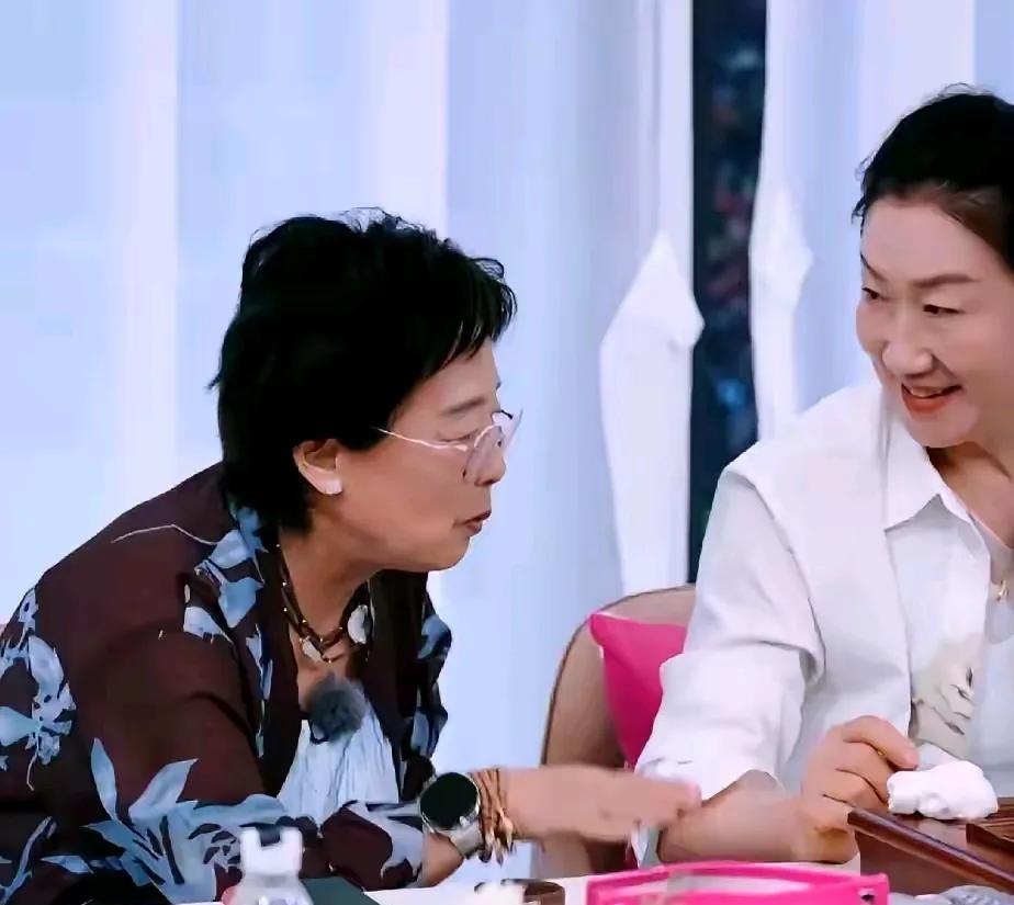 看到陈梦妈妈在做综艺节目时，和黄圣依妈妈说，你在上海人脉广，给我家陈梦找一个白马