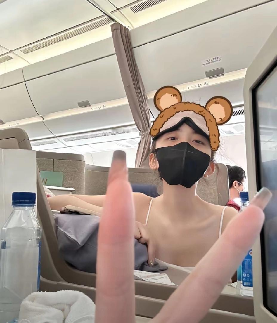 你说司晓迪图钱吗？她接触这么多男生，难道就是图颜吗？她飞去对方城市的机票应该