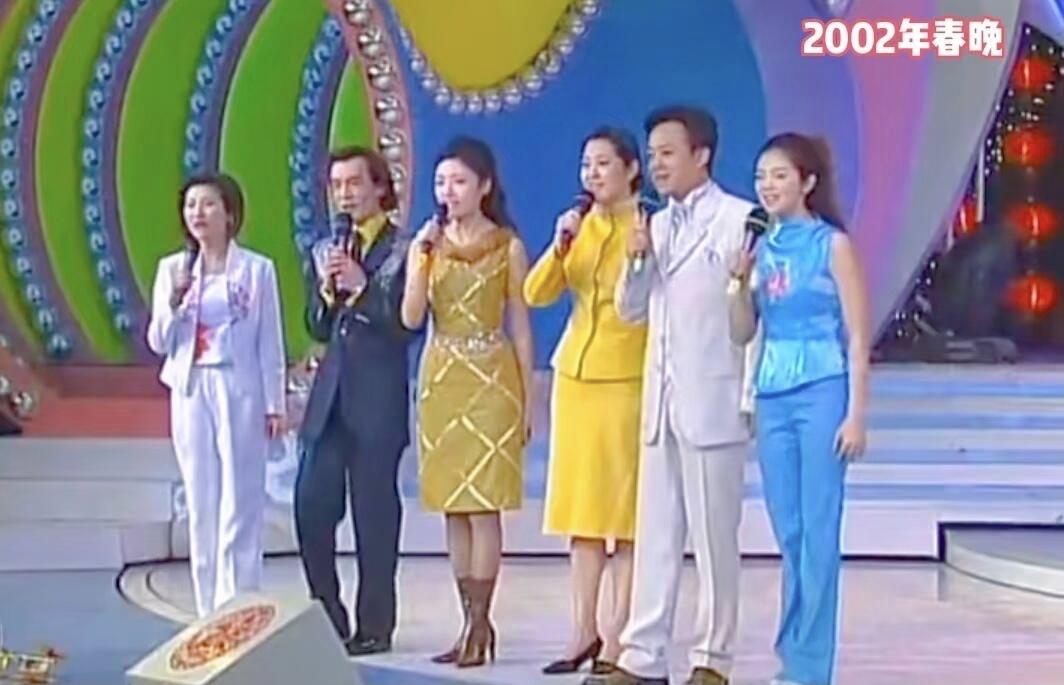 这是20多年前央视主持人，他们的穿搭都很朴实，没有袒胸露背，一个个都是很有气质的