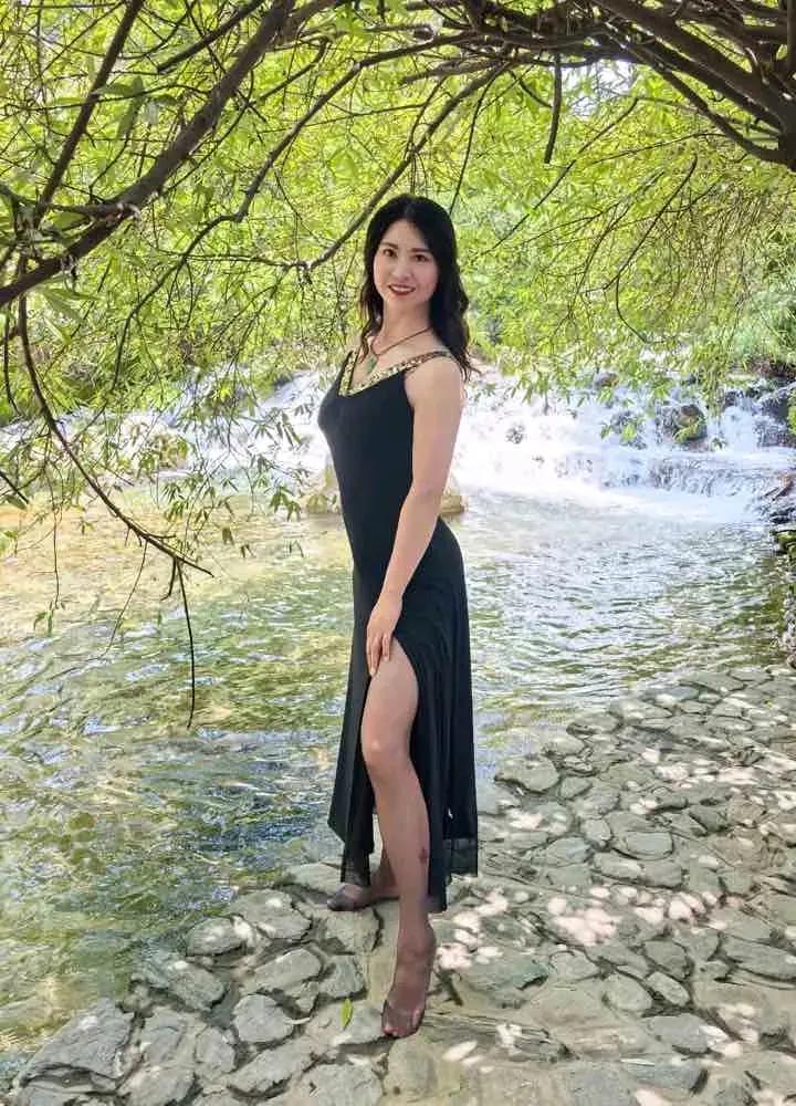 什么样的穿搭可以成为气质女神?小树林里