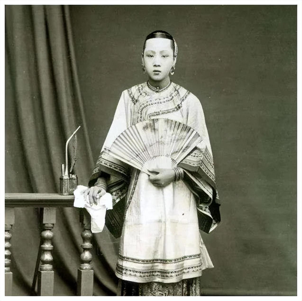 1915年冬，北京中南海，袁世凯正对着镜子试穿刚赶制好的龙袍。身边的大姨太沈玉英