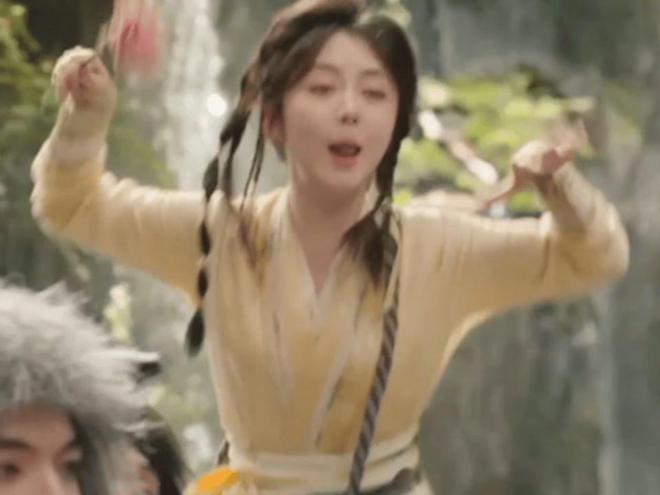 谭松韵还蛮尴尬的，《逍遥》这部电视剧是她主演，但是整个宣发中声量极低，她以前不至