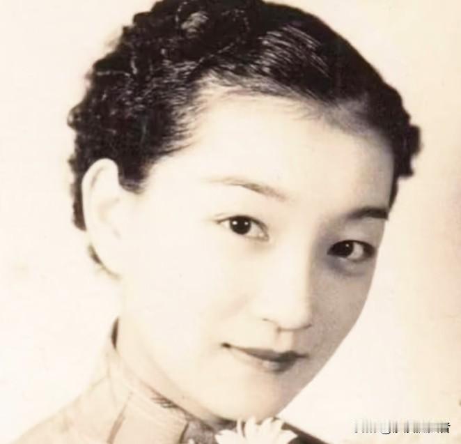 1965年，陆小曼在昏睡中，拔掉了自己的氧气管。她微微睁开双眼，对赵清阁笑着说：