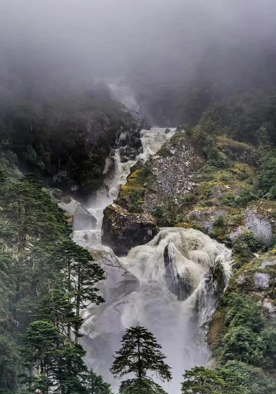 墨脱却珠瀑布墨脱瀑布千千万，真正好看的也就那么几个！却珠瀑布位于G219墨脱