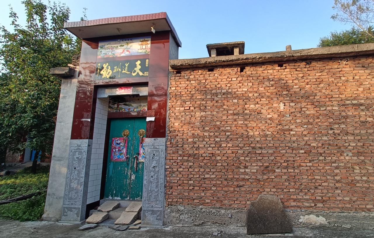 这座小山村位于河北涉县通往山西左权县的公路一侧，地处涉县偏城镇地界，村口的第一座