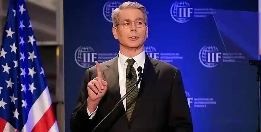 美国内部出现鲜明分歧！财长为逼迫中方出口稀土公然放狠话，扬言要遣返数十万中国留学