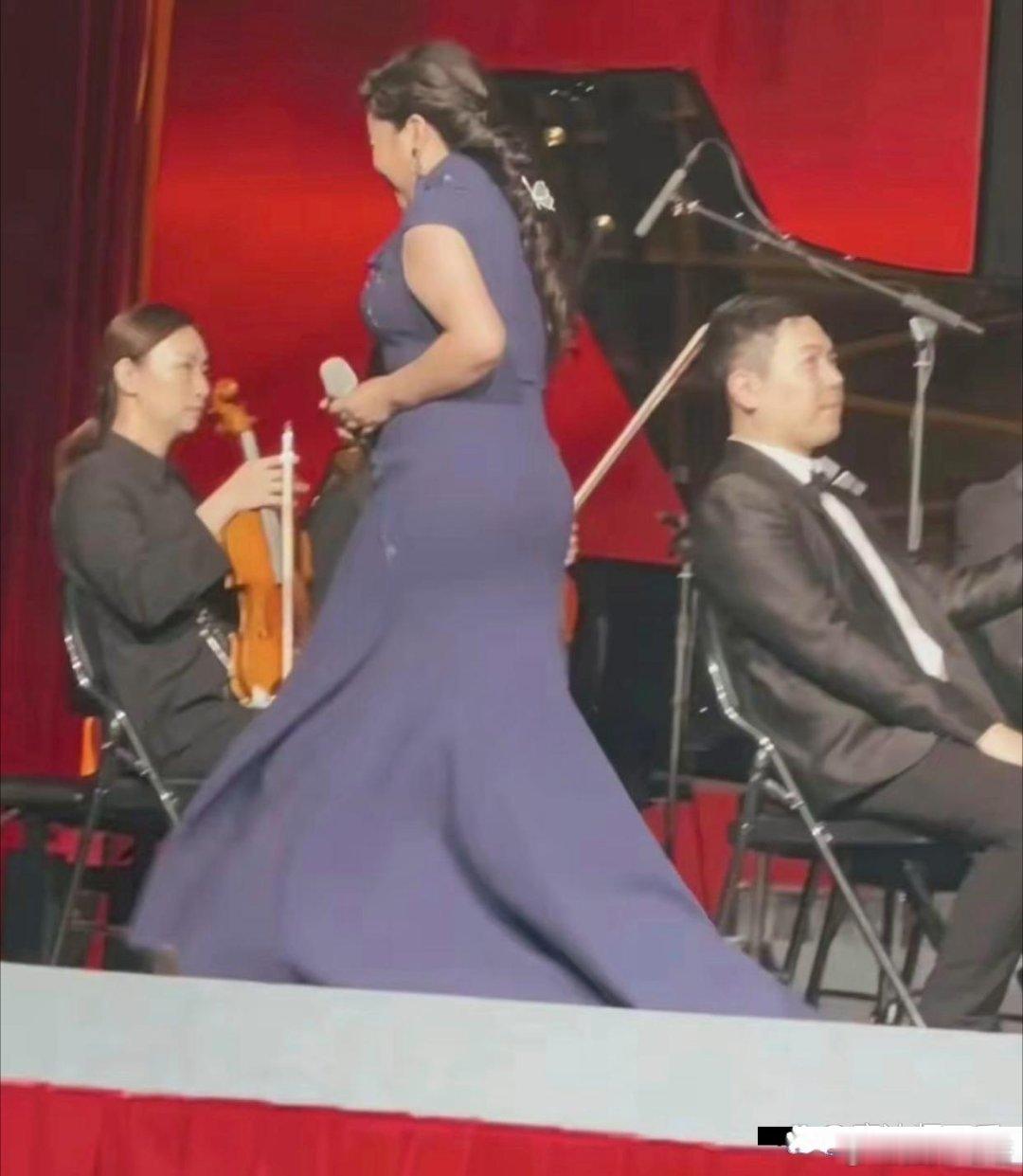 50多岁的张也登台演出，体重超重了。本来就不高，还穿紧身演出服​​​