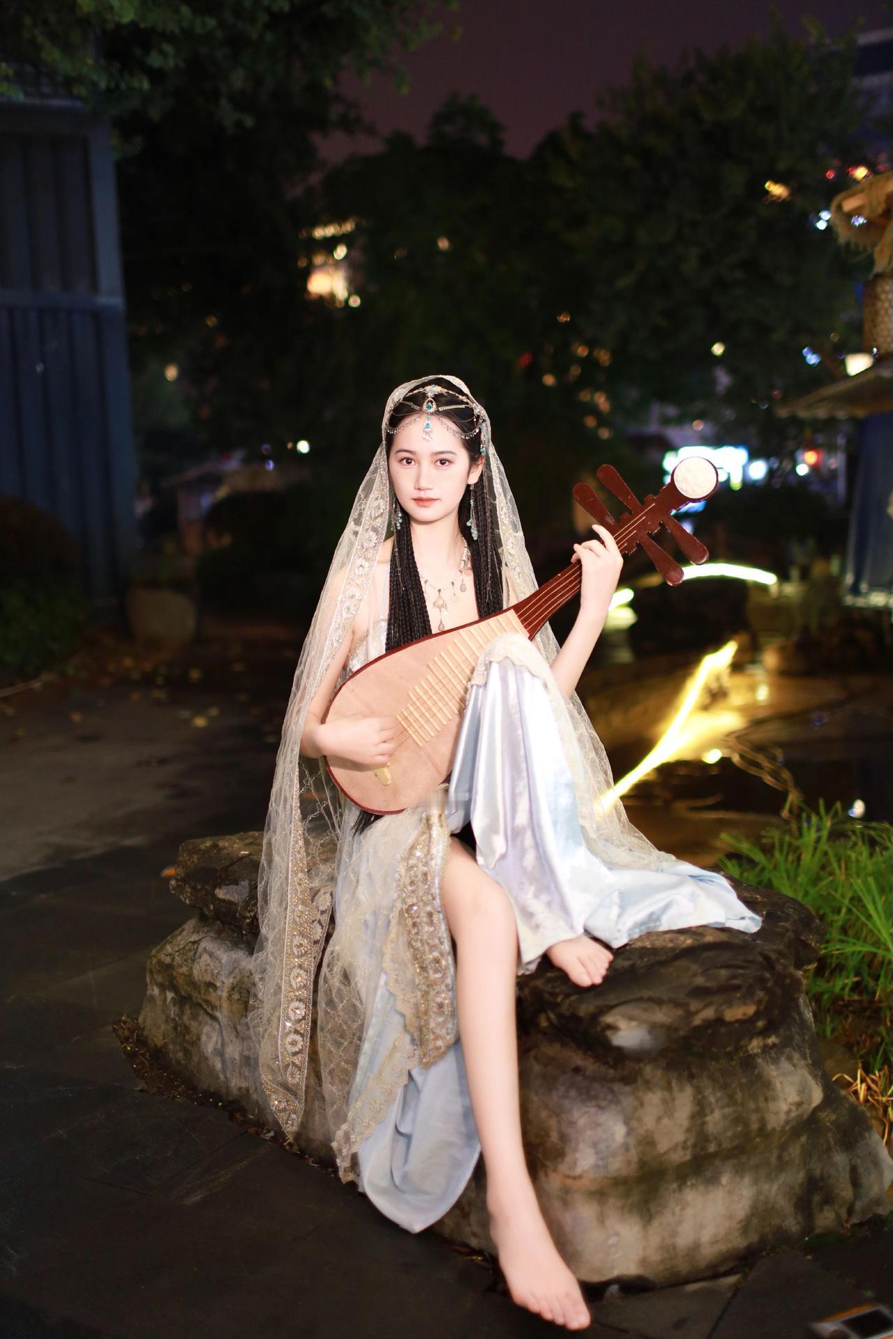 偶遇古镇，随拍两张传统服饰西域公主少数民族人像写真