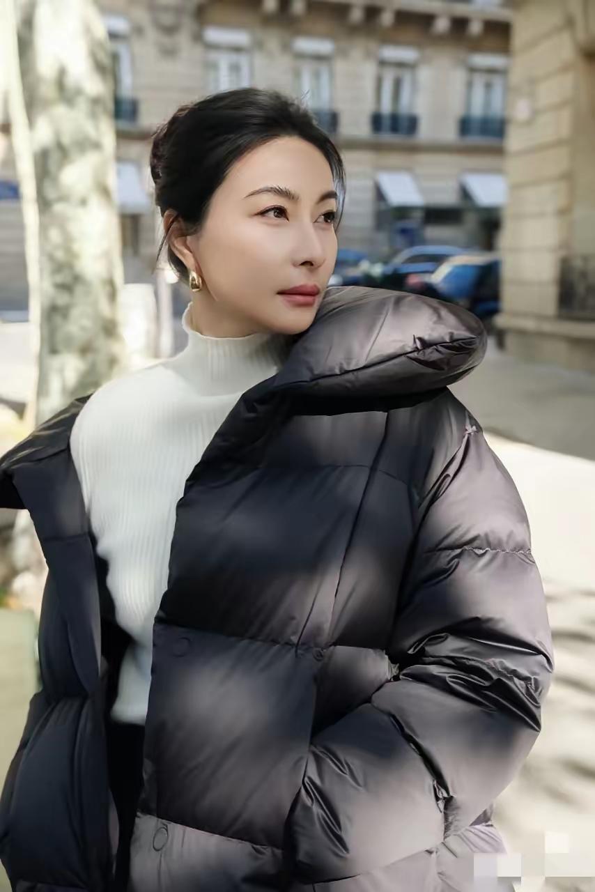 郭晶晶惊艳亮相波司登巴黎秀场，穿黑色长款羽绒服，碾压全场，惊艳众人！万万没想到